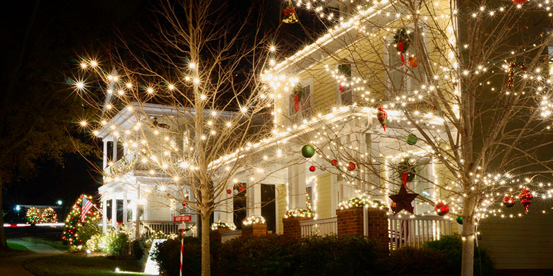 Keep Your Home Merry and Bright Throughout the Holidays By Scheduling a Yard Cleanup Service